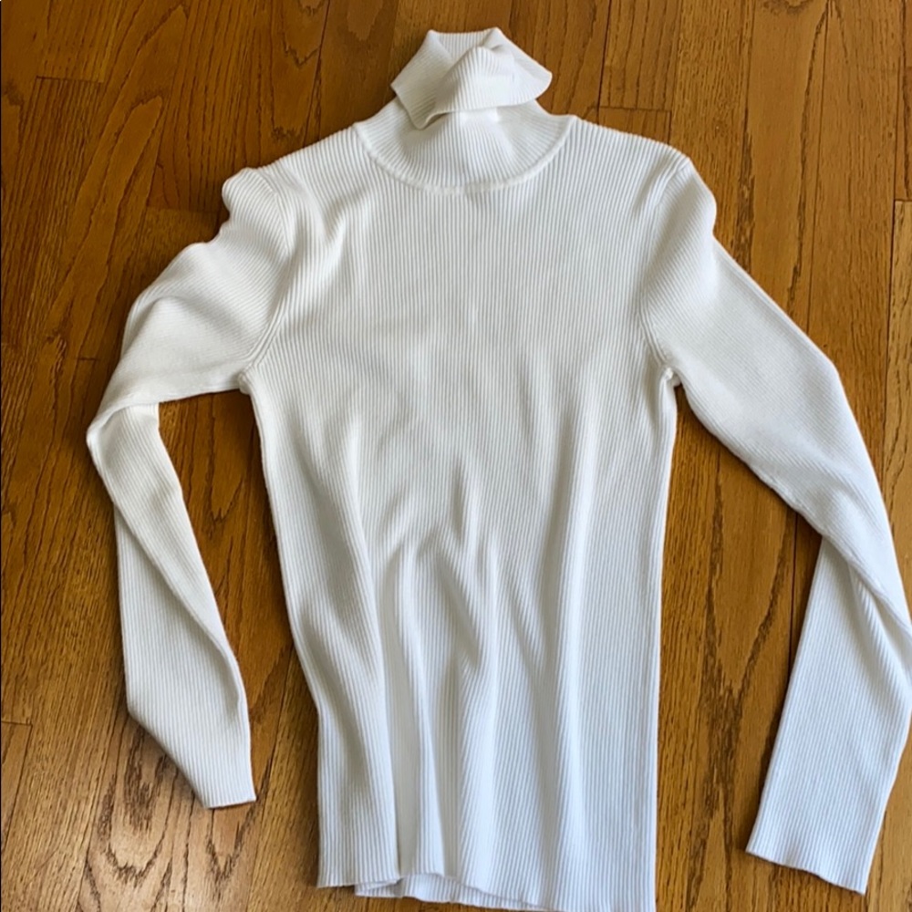 Chico’s bright white knit rubbed turtleneck.